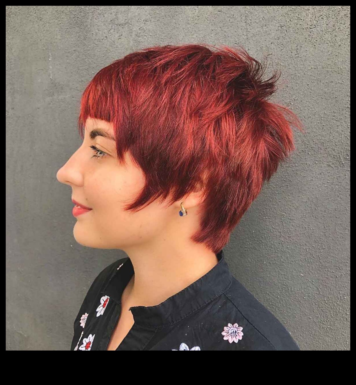 مشع باللون الأحمر: تسريحات الشعر القصيرة للشخصية النارية