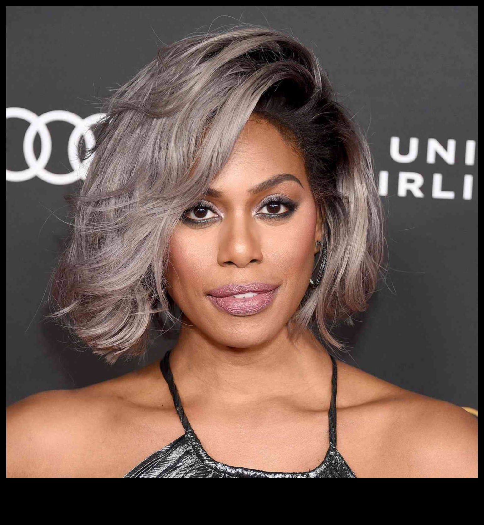 تابع اللون الرمادي الفاتن: أفكار شعر قصير أنيقة للثعالب الفضية