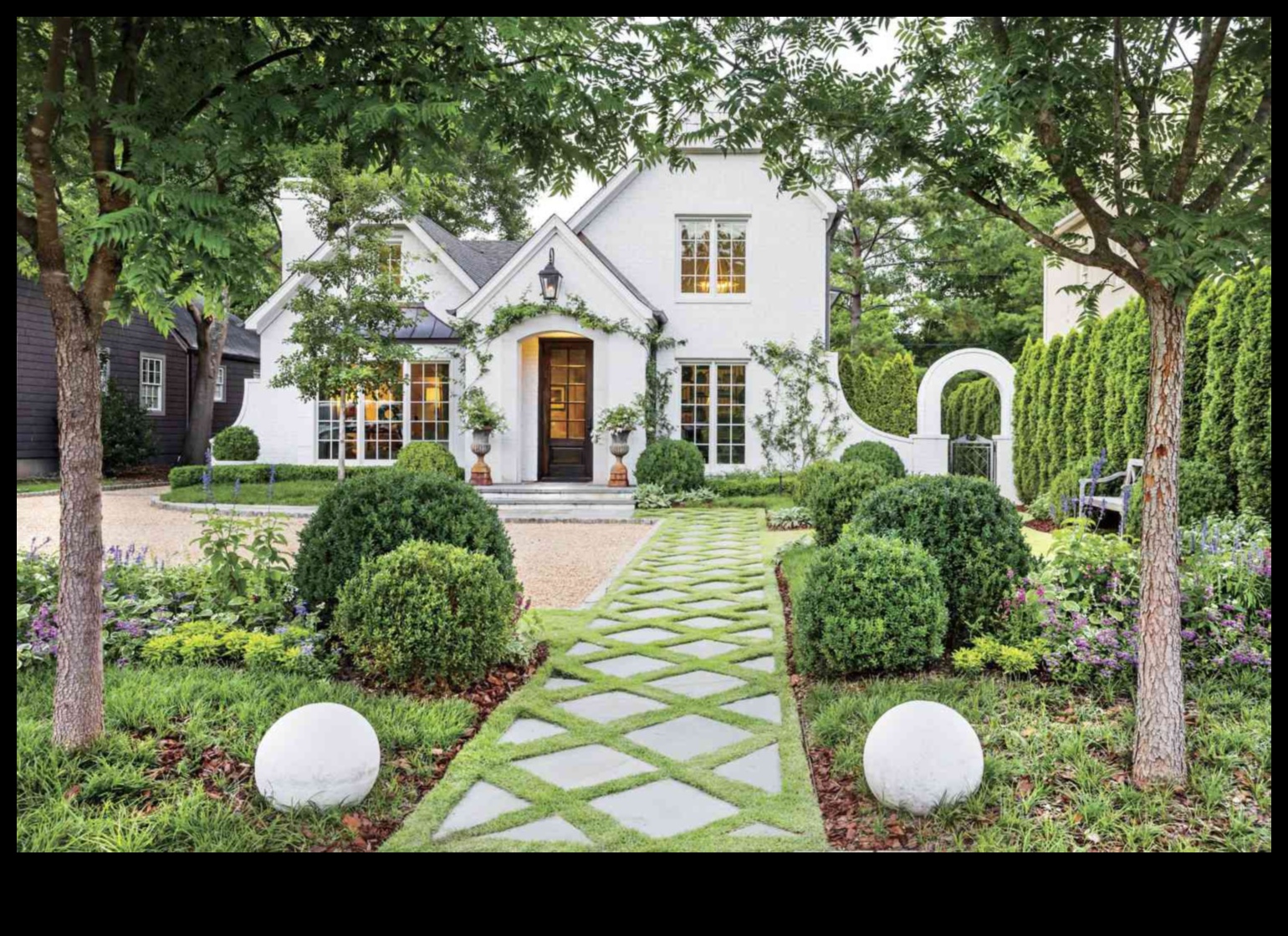 كيف تساهم الأنماط المعمارية المختلفة في السحر التاريخي للمناظر الطبيعية؟